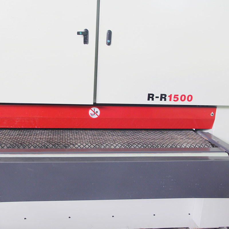 Núcleo liso automático do PLC das máquinas Deburring do metal de 1500MM com correia ajustável